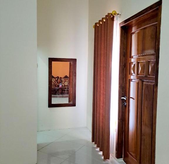 Camera Deluxe con Balcone, Kresna Guesthouse Pacitan