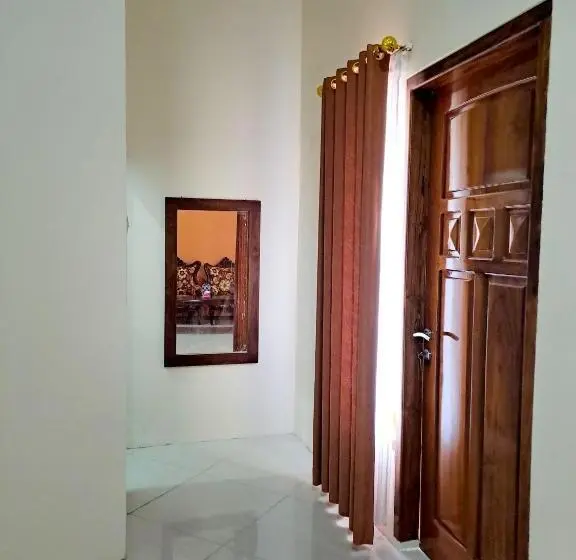Cameră Deluxe cu Balcon, Kresna Guesthouse Pacitan