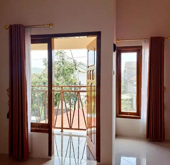 Cameră Deluxe cu Balcon, Kresna Guesthouse Pacitan