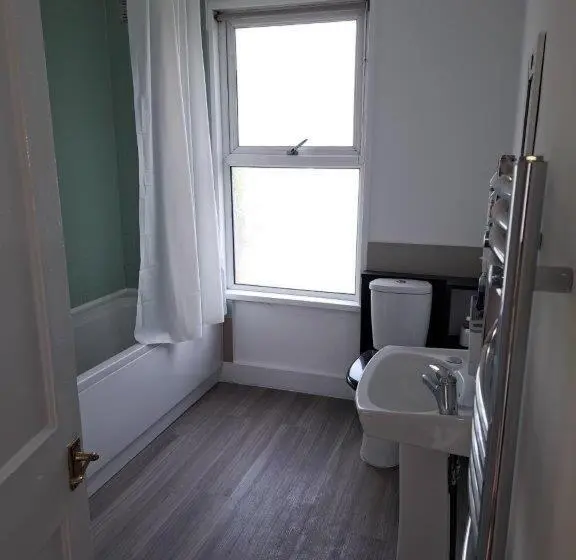 ガーデンビュースタンダードルーム, Double Room Near London Seven Kings Train Station
