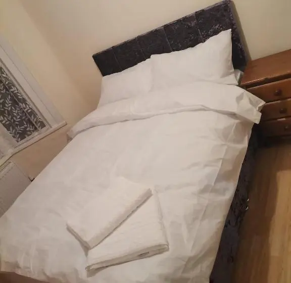 ガーデンビュースタンダードルーム, Double Room Near London Seven Kings Train Station