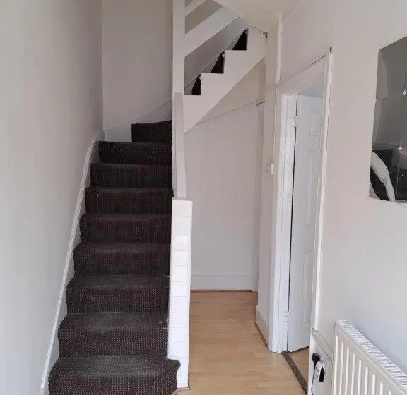 庭の見えるシングルルーム, Double Room Near London Seven Kings Train Station
