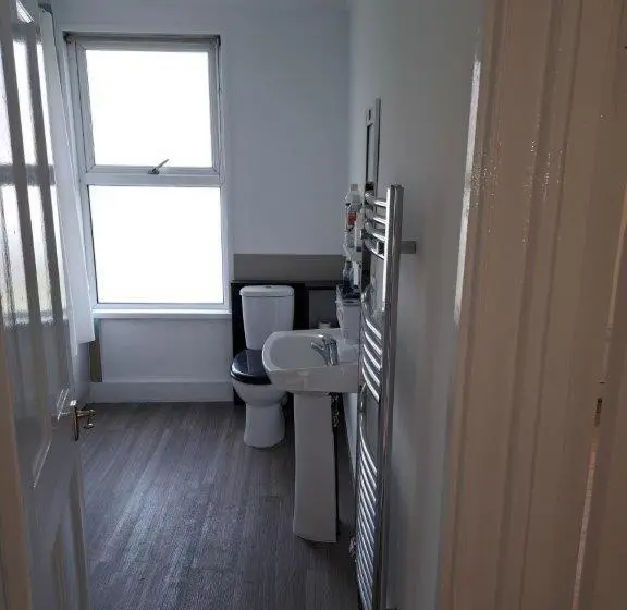 庭の見えるシングルルーム, Double Room Near London Seven Kings Train Station