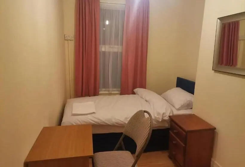 庭の見えるシングルルーム, Double Room Near London Seven Kings Train Station