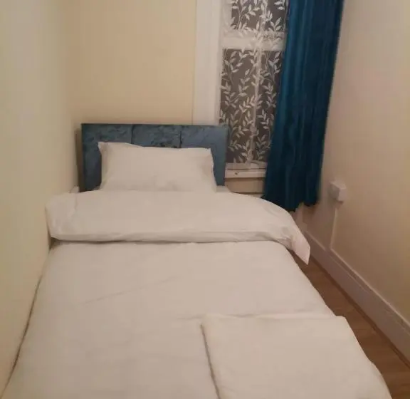 エコノミーシングルルーム, Double Room Near London Seven Kings Train Station