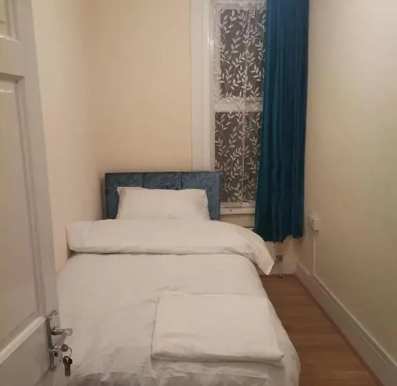 エコノミーシングルルーム, Double Room Near London Seven Kings Train Station