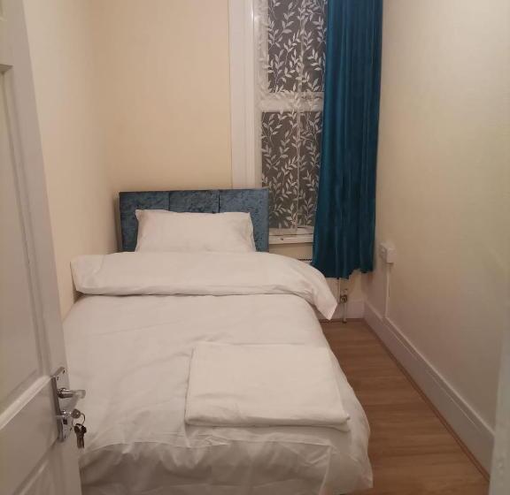 Номер Economy Индивидуальный, Double Room Near London Seven Kings Train Station