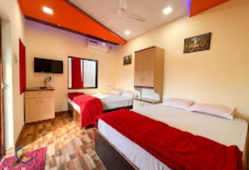 חדר דחוקס עם מיטת קינג, Surabhi Agro Resort Niwali