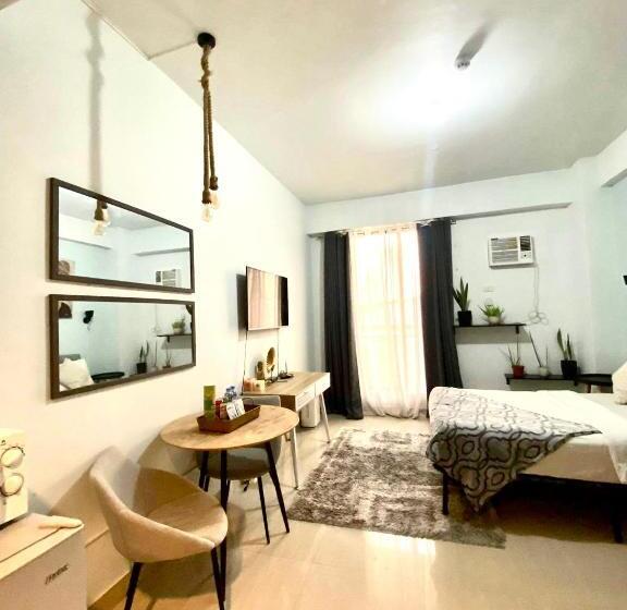 استودیو استاندارد با بالکن, Affordable Buenbyahe Staycation In Urban Deca Tower Edsa, F Residences And The Regalia Park Tower Cu