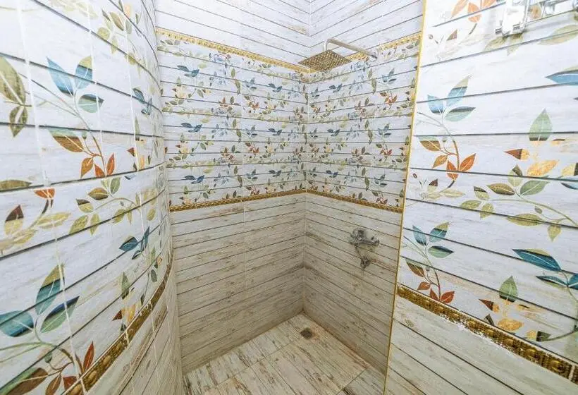 سوییت لوکس, White Pyramids Inn
