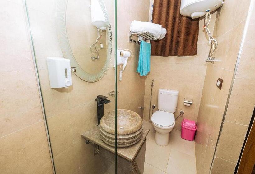 سوییت لوکس, White Pyramids Inn