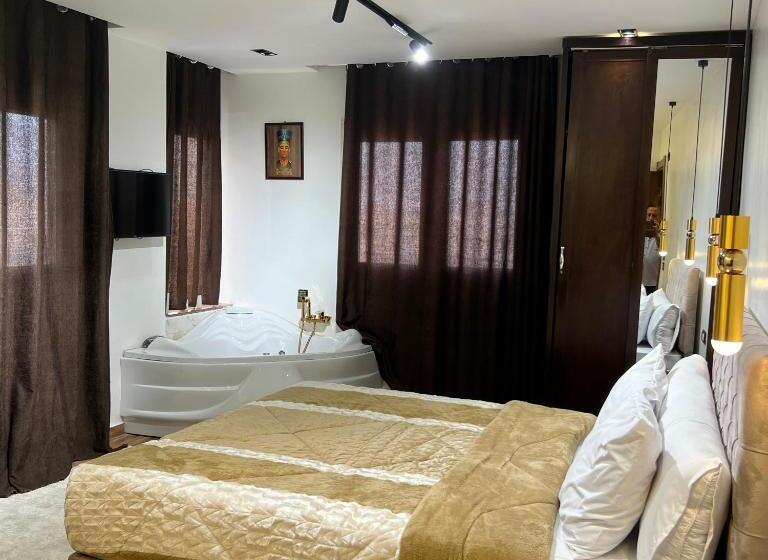 سوییت لوکس, White Pyramids Inn