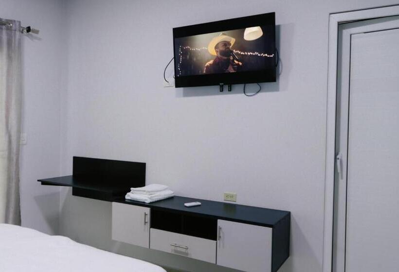 اتاق استاندارد سه تخته با چشم‌انداز استخر, ágape