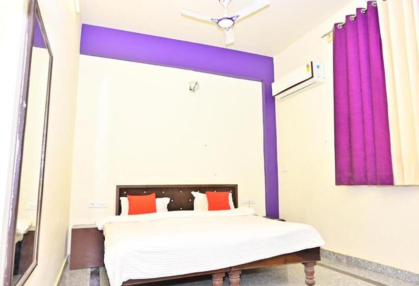 Номер Deluxe, Rs Inn And Shiv Restro Near Brahma Temple