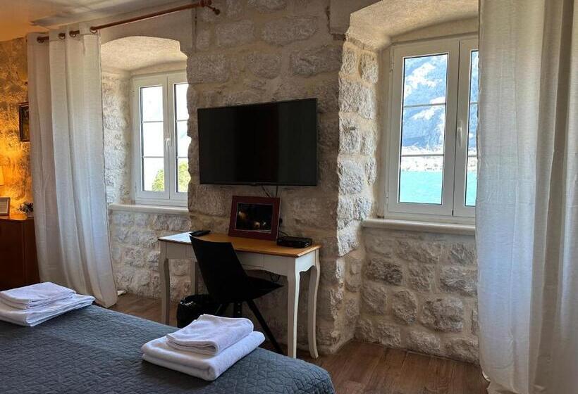 اتاق لوکس با چشمانداز دریا, Villaoldmariner