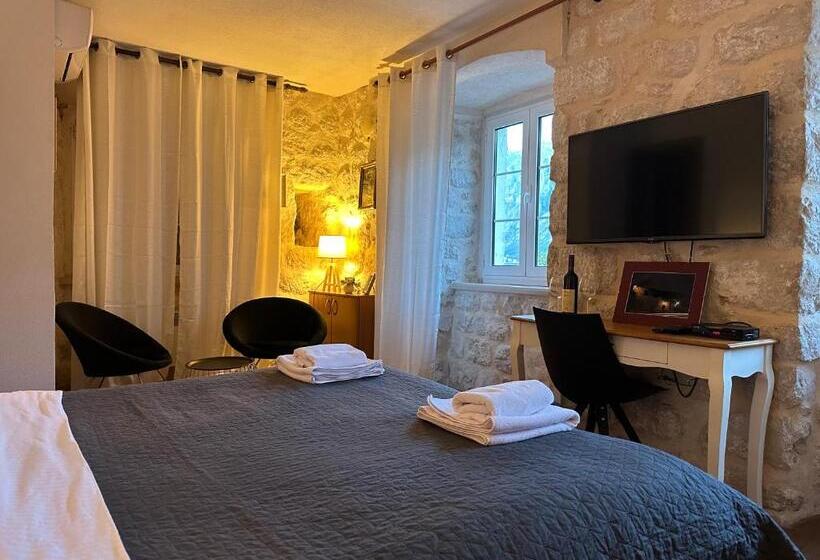 اتاق لوکس با چشمانداز دریا, Villaoldmariner