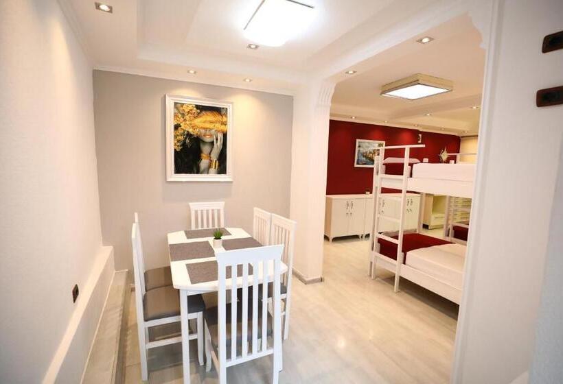 ルームシェアのワンベッド, Little Corner Hostel