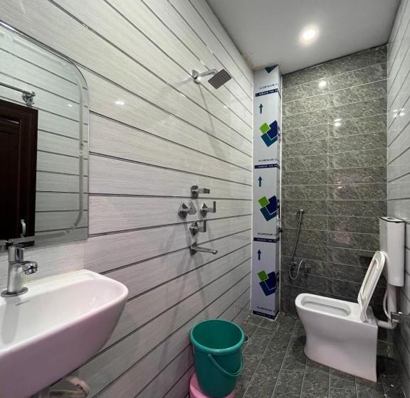 Camera Tripla Standard, Baba Vishwanath Residency
