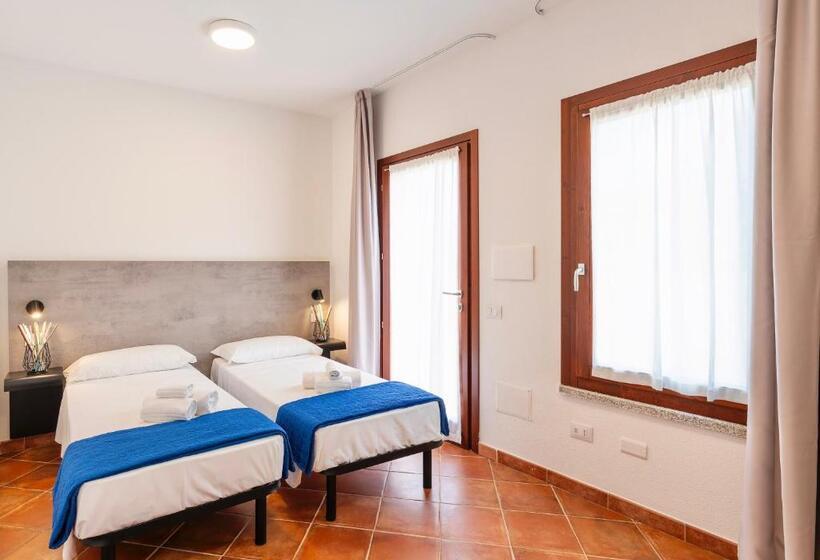 דירת חדר, Residence With Swimming Pool In Isola Rossa, Just About 2 Km From The Beach La Marinedda