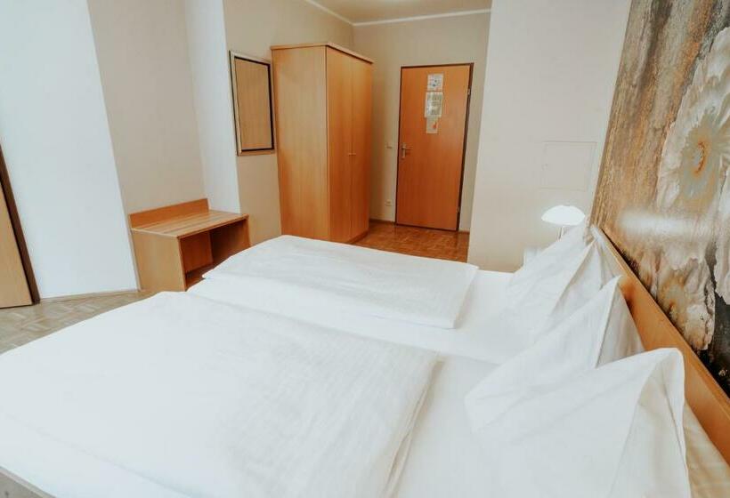 Номер Стандарт, Am Kapuzinerplatz