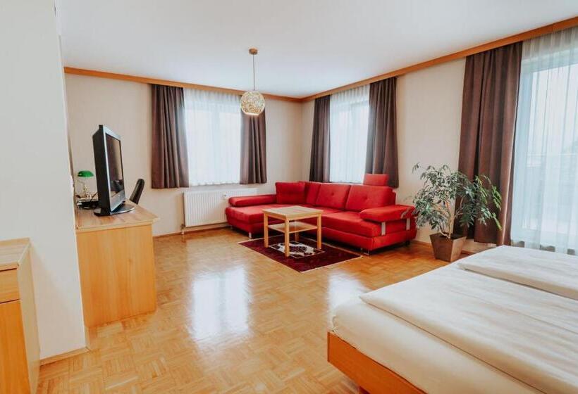 Полулюкс с Балконом, Am Kapuzinerplatz