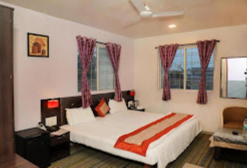 חדר דחוקס עם מיטת קינג, Asian International Hotel, Sangli