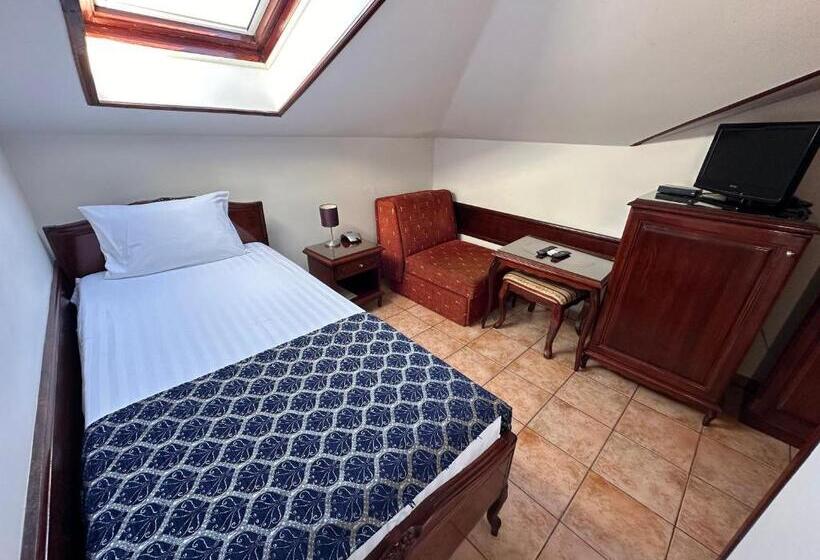 اتاق عادی یک تخته, Beatrix Lux