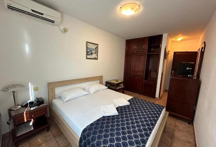 اتاق استاندارد, Beatrix Lux