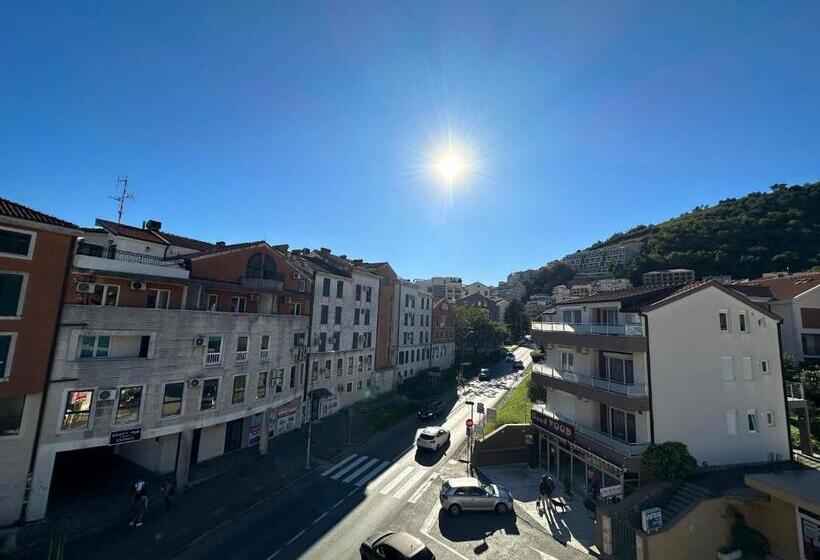 اتاق خانوادگی, Beatrix Lux