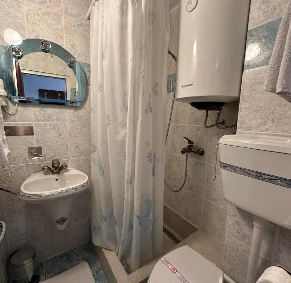 اتاق خانوادگی, Beatrix Lux