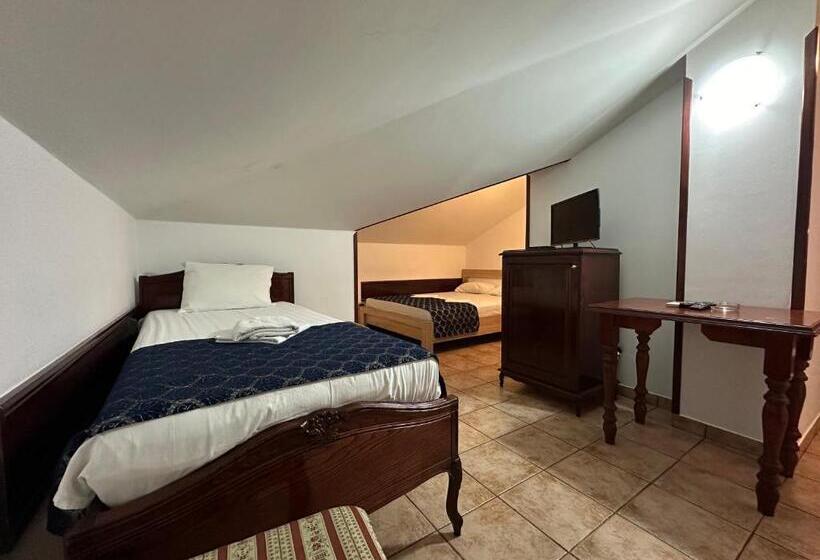 اتاق خانوادگی, Beatrix Lux