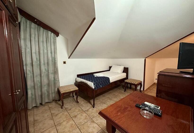 اتاق خانوادگی, Beatrix Lux