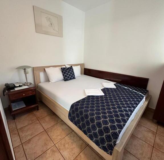 اتاق خانوادگی, Beatrix Lux