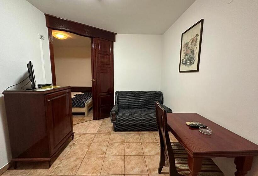 اتاق خانوادگی, Beatrix Lux