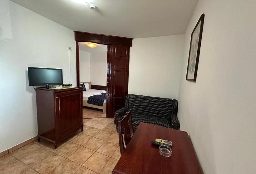 اتاق خانوادگی, Beatrix Lux