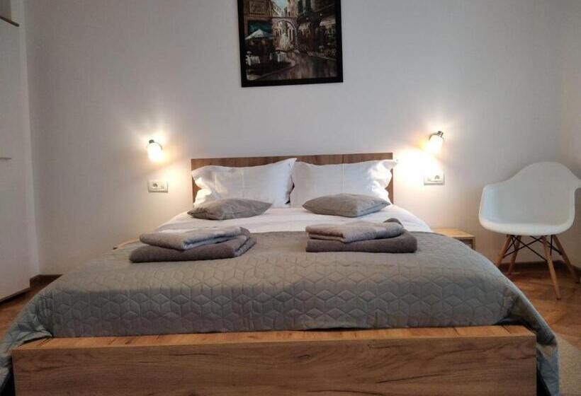 استودیوی سوپریور, Friends House Central Station Self Check In