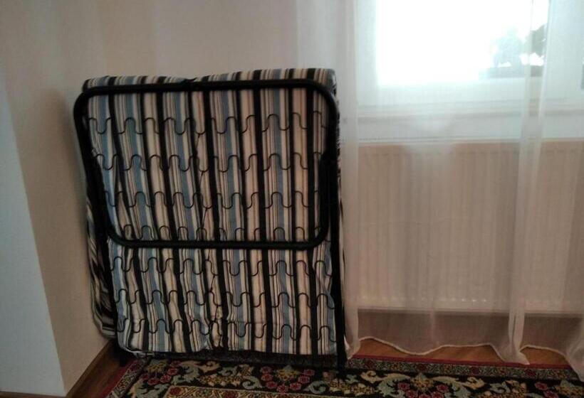 استودیوی سوپریور, Friends House Central Station Self Check In