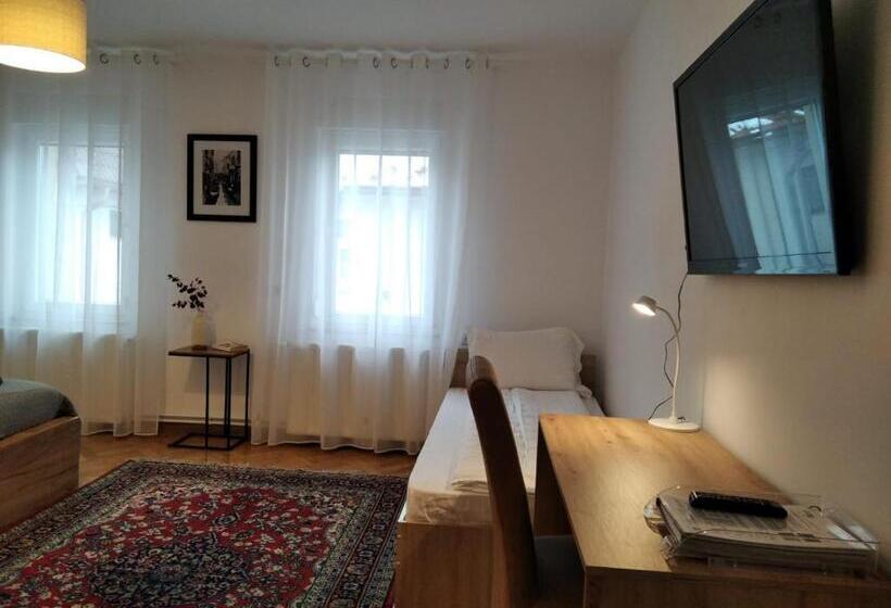 استودیوی سوپریور, Friends House Central Station Self Check In