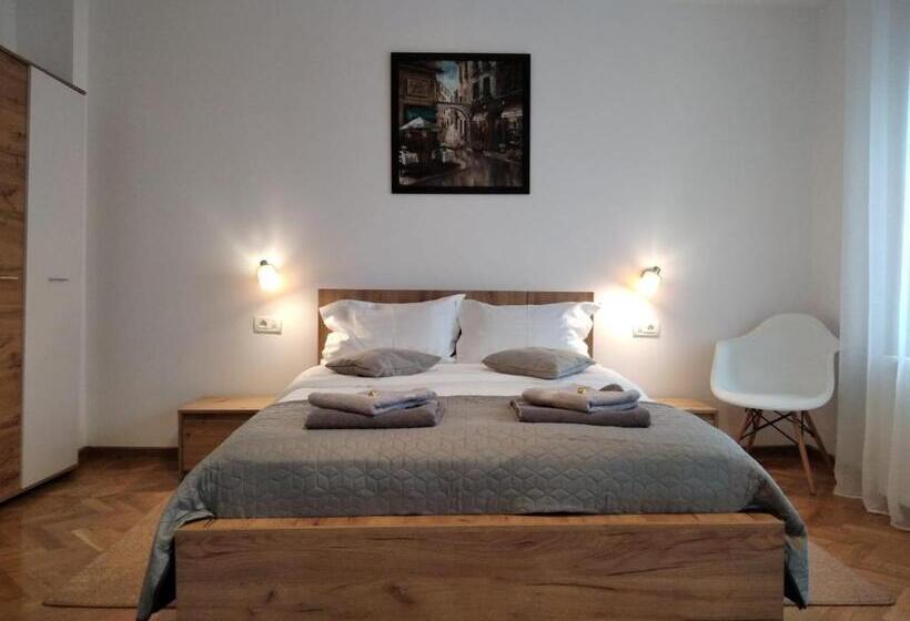 استودیوی سوپریور, Friends House Central Station Self Check In