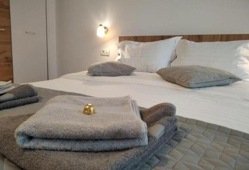 استودیوی سوپریور, Friends House Central Station Self Check In