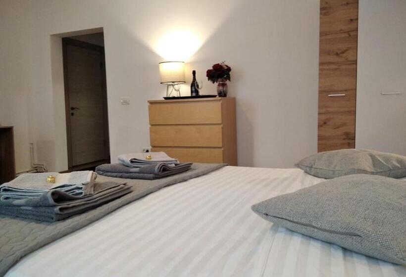 استودیوی سوپریور, Friends House Central Station Self Check In