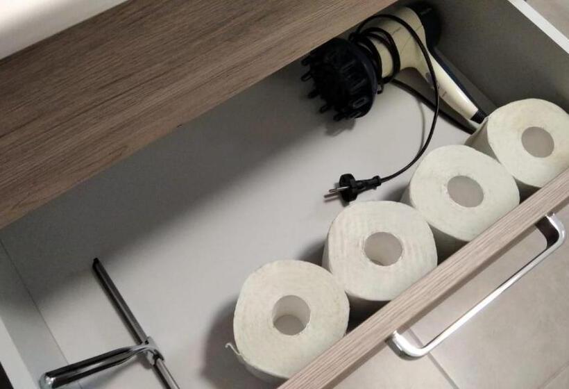 استودیوی سوپریور, Friends House Central Station Self Check In