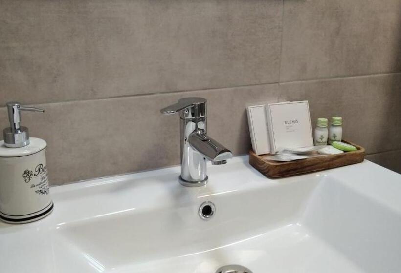 استودیوی سوپریور, Friends House Central Station Self Check In