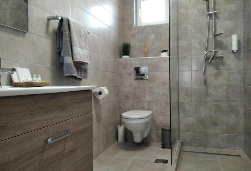 استودیوی سوپریور, Friends House Central Station Self Check In