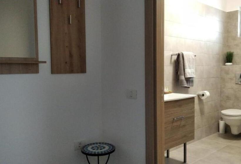 استودیوی سوپریور, Friends House Central Station Self Check In