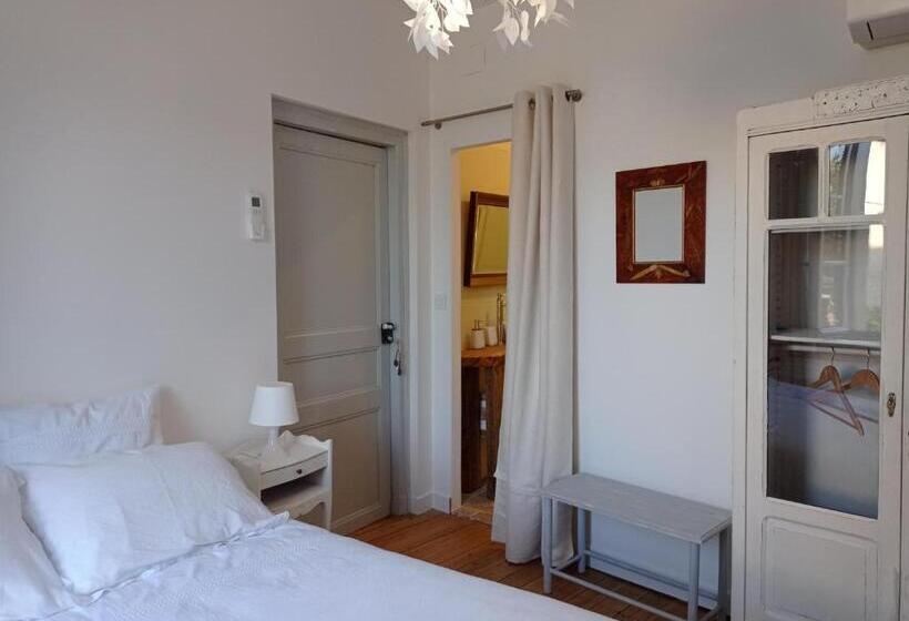 غرفة قياسية, Les Coulisses Du Château