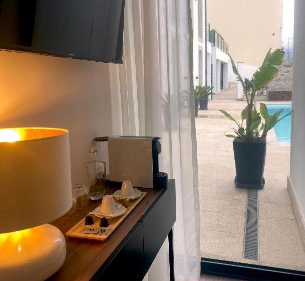 سوییت با چشمانداز استخر, Blue Ancora