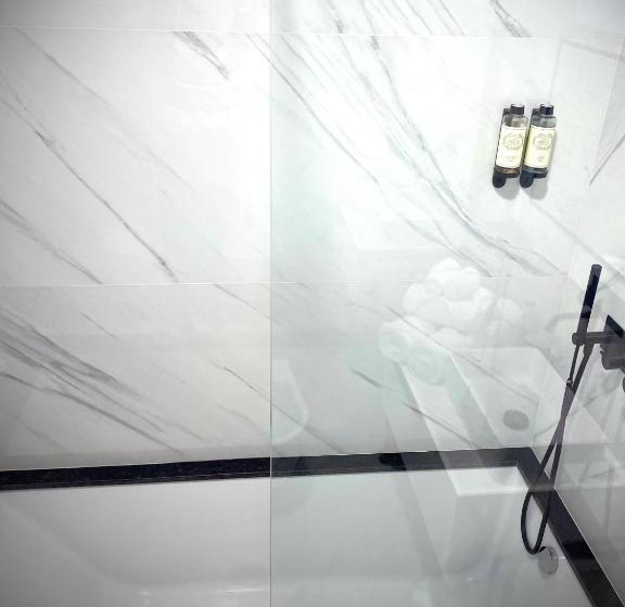 سوئیت با بالکن, Blue Ancora