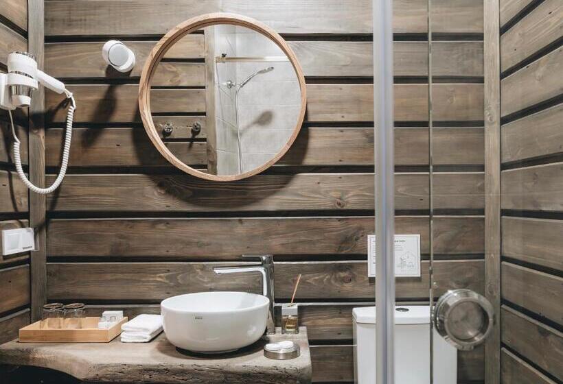 غرفة قياسية مزوَّدة بتراس, Dereville