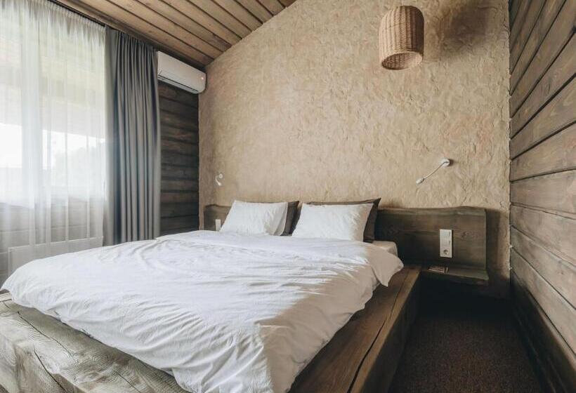 غرفة قياسية مزوَّدة بتراس, Dereville